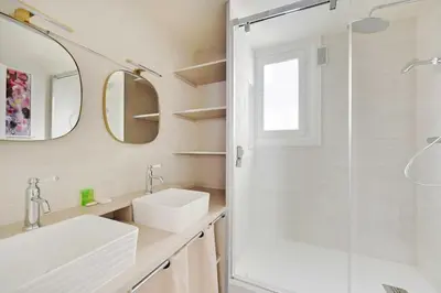 Salle de bains dans l'établissement Beautiful apartment 2BR - 4P Republique Temple