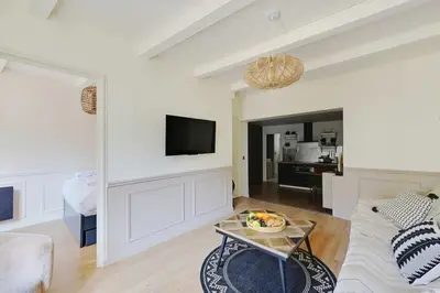 Télévision ou salle de divertissement dans l'établissement Beautiful apartment 2BR - 4P Republique Temple