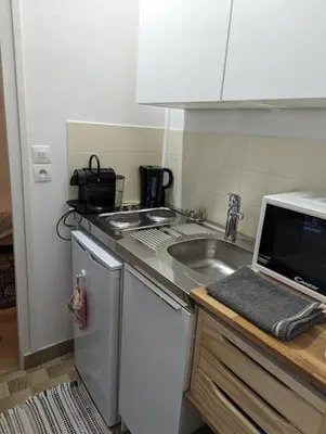 Cuisine ou kitchenette dans l'établissement Appart Authentique et confortable - Marais Chapon
