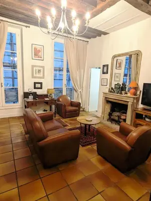 Télévision ou salle de divertissement dans l'établissement Appart Authentique et confortable - Marais Chapon