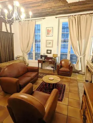 Coin salon dans l'établissement Appart Authentique et confortable - Marais Chapon