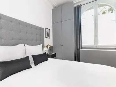 Un ou plusieurs lits dans un hébergement de l'établissement LivinParis - Luxury AC 4 Bedrooms Auteuil Eiffel I