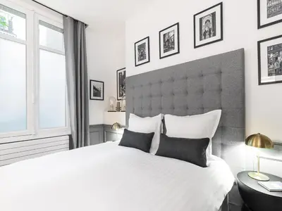 Un ou plusieurs lits dans un hébergement de l'établissement LivinParis - Luxury AC 4 Bedrooms Auteuil Eiffel I