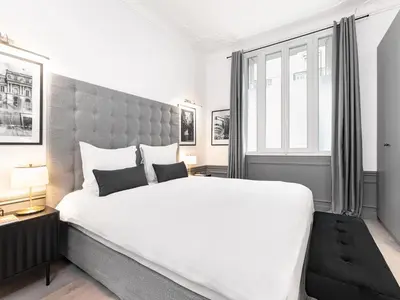 Un ou plusieurs lits dans un hébergement de l'établissement LivinParis - Luxury AC 4 Bedrooms Auteuil Eiffel I