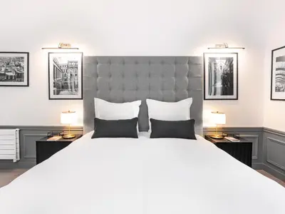 Un ou plusieurs lits dans un hébergement de l'établissement LivinParis - Luxury AC 4 Bedrooms Auteuil Eiffel I
