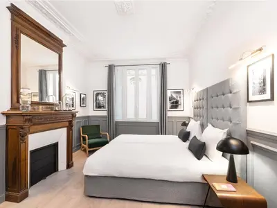 Un ou plusieurs lits dans un hébergement de l'établissement LivinParis - Luxury AC 4 Bedrooms Auteuil Eiffel I