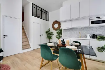 Cuisine ou kitchenette dans l'établissement Apartment in the heart of the 9th arrondissement
