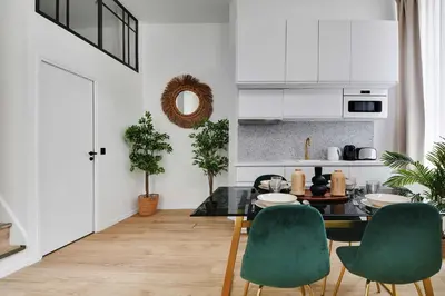 Cuisine ou kitchenette dans l'établissement Apartment in the heart of the 9th arrondissement