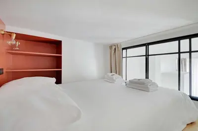 Un ou plusieurs lits dans un hébergement de l'établissement Apartment in the heart of the 9th arrondissement