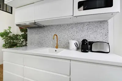 Cuisine ou kitchenette dans l'établissement Apartment in the heart of the 9th arrondissement