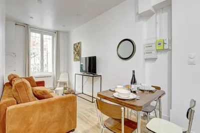 Télévision ou salle de divertissement dans l'établissement 397 Suite Glamour - Superbe Studio à Paris