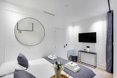 Télévision ou salle de divertissement dans l'établissement Luxury in the heart of Paris- 2BR-6P - Bourse