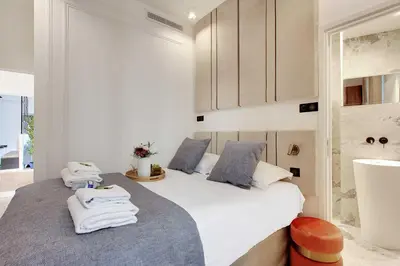 Un ou plusieurs lits dans un hébergement de l'établissement Luxury in the heart of Paris- 2BR-6P - Bourse
