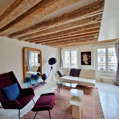 Coin salon dans l'établissement Marais Design flat