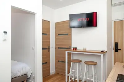 Télévision ou salle de divertissement dans l'établissement Nets Inn apartments - La Coulée Verte