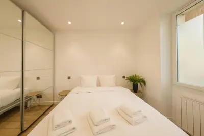 Un ou plusieurs lits dans un hébergement de l'établissement Cosy apartment 3P - Place de l'Etoile