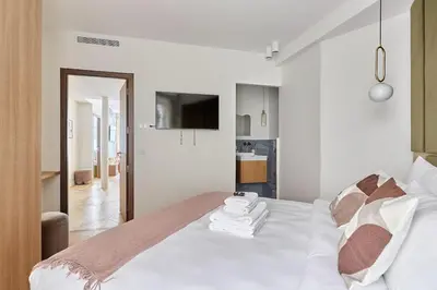 Un ou plusieurs lits dans un hébergement de l'établissement Exceptional 3 bedrooms Apartment Heart of Paris By Studio Prestige