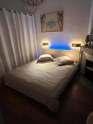 Un ou plusieurs lits dans un hébergement de l'établissement Grande chambre privée sur jardin arboré