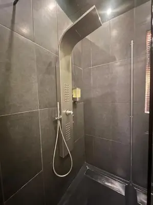 Salle de bains dans l'établissement Grande chambre privée sur jardin arboré