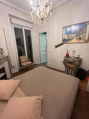Un ou plusieurs lits dans un hébergement de l'établissement Grande chambre privée sur jardin arboré