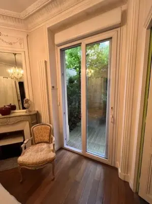 Coin salon dans l'établissement Grande chambre privée sur jardin arboré