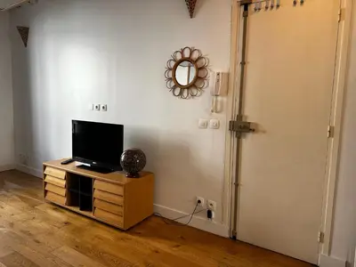 Télévision ou salle de divertissement dans l'établissement Paris 10e Sainte Marthe Canal Saint Martin 23m2