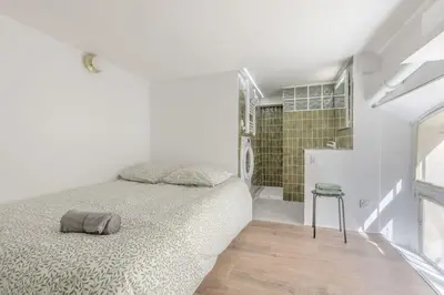 Un ou plusieurs lits dans un hébergement de l'établissement Loft lumineux authentique