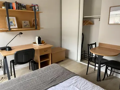 Bibliothèque dans l'appartement