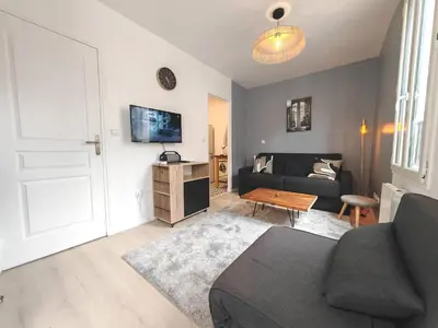 Télévision ou salle de divertissement dans l'établissement Cozy flat - Metro 13-14