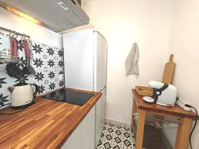 Cuisine ou kitchenette dans l'établissement Cozy flat - Metro 13-14