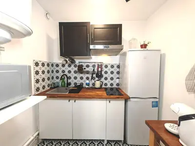 Cuisine ou kitchenette dans l'établissement Cozy flat - Metro 13-14
