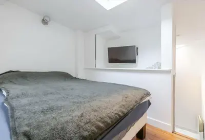 Un ou plusieurs lits dans un hébergement de l'établissement Appartement à côté du Sacrée cœur et Montmartre