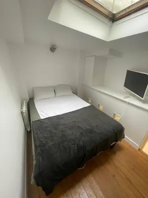 Un ou plusieurs lits dans un hébergement de l'établissement Appartement à côté du Sacrée cœur et Montmartre