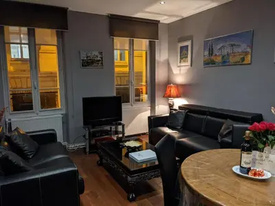 Coin salon dans l'établissement 2 bd 16th Arrondissement Trocadero Sleeps 4 to 6 Eiffel Tower