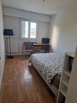 Un ou plusieurs lits dans un hébergement de l'établissement Charmant Appartement Saint-Ouen
