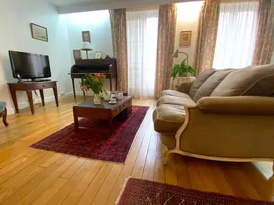 Télévision ou salle de divertissement dans l'établissement L'appartement Picquet