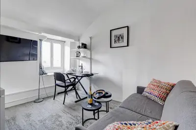 Télévision ou salle de divertissement dans l'établissement 542 Suite Montrouge - Appartement proche de Paris