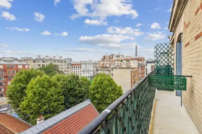Vue générale sur Paris ou vue de la ville depuis l'appartement