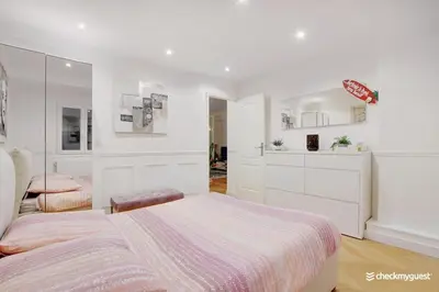 Un ou plusieurs lits dans un hébergement de l'établissement Luxury apartment 4pers George V