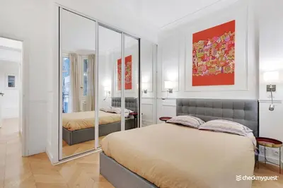 Un ou plusieurs lits dans un hébergement de l'établissement Luxury apartment 4pers George V