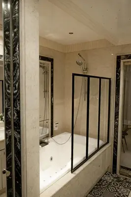 Salle de bains dans l'établissement Les Amoureux de Paris