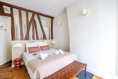 Un ou plusieurs lits dans un hébergement de l'établissement 1#Two Bedrooms#Champs Elysées#Arc de Triomphe#AC