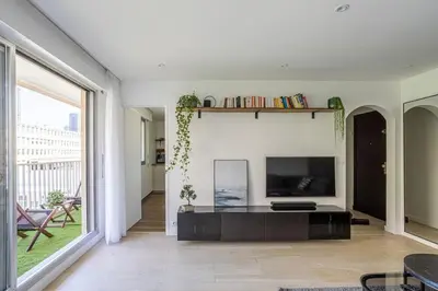 Télévision ou salle de divertissement dans l'établissement Spacious & Cozy 2-Room with Balcony