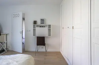 Un ou plusieurs lits dans un hébergement de l'établissement Spacious & Cozy 2-Room with Balcony