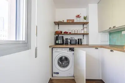 Cuisine ou kitchenette dans l'établissement Spacious & Cozy 2-Room with Balcony