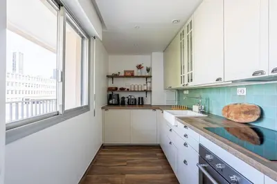Cuisine ou kitchenette dans l'établissement Spacious & Cozy 2-Room with Balcony