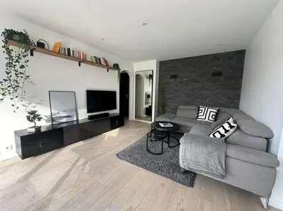 Télévision ou salle de divertissement dans l'établissement Spacious & Cozy 2-Room with Balcony