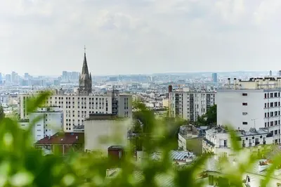 Vue générale sur Paris ou vue de la ville depuis l'appartement