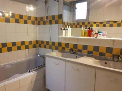 Salle de bains dans l'établissement Le 122 aux Batignolles