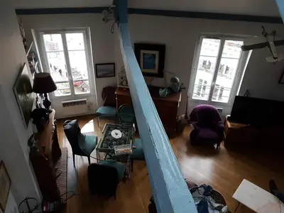 Coin salon dans l'établissement Le 122 aux Batignolles
